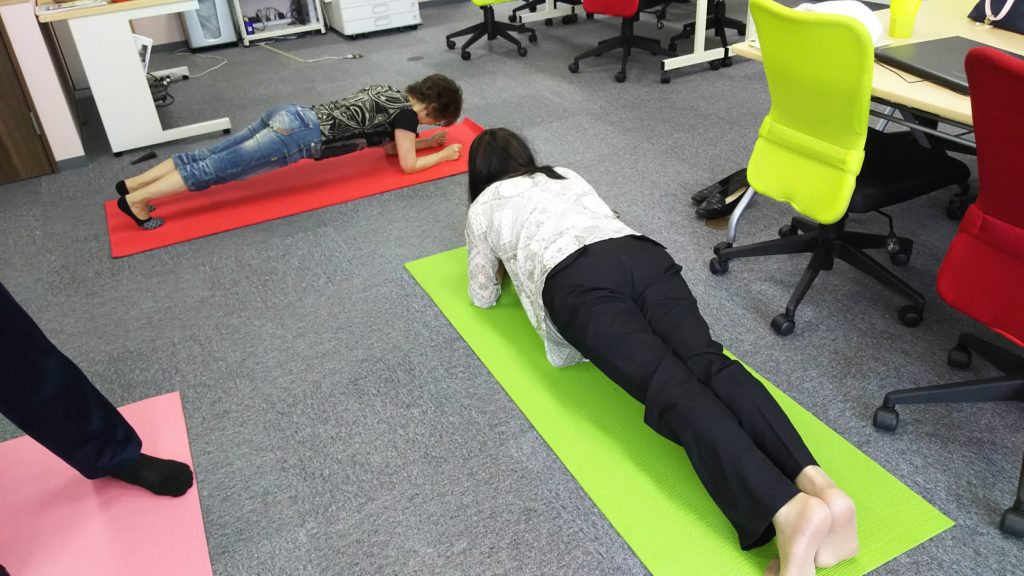 毎週金曜はジョブステのストレッチで体幹を鍛えてみてはいかがですか？