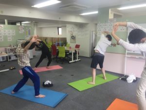 毎週恒例のストレッチを行いました。