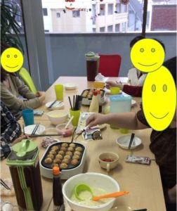 週末のレクリエーションでたこ焼きを作りました